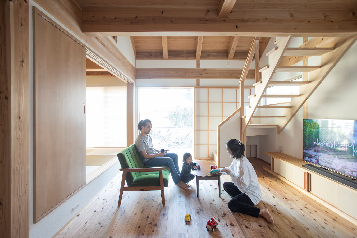 冷え込む朝でも床がひんやりしない素足で歩きたくなる床の心地よさ。