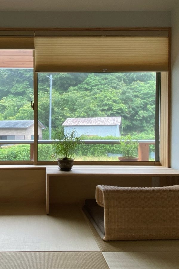 木製花台に繋がる小さな家具が心地いい和室