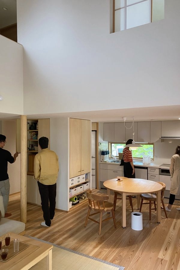 低く抑えられた天井と吹き抜けのバランスに癒される毎日