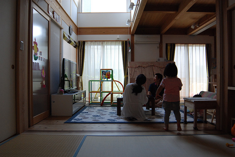 アフターサポート：住んだ後の定期点検　ソーラーコムスタッフが、ご入居後、3年、5年、10年と定期点検にお伺いします。