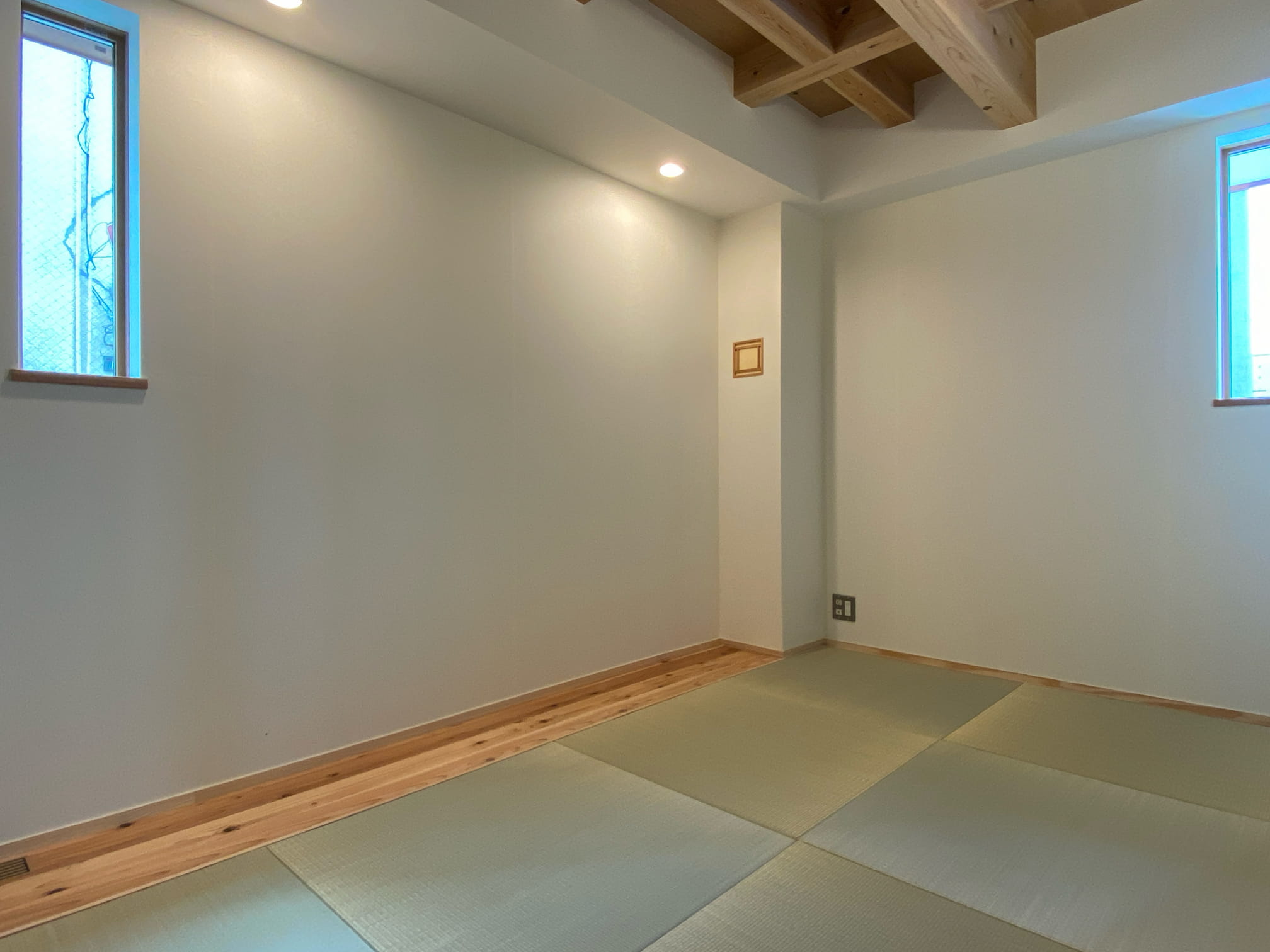 トイレもそばにある、1階畳寝室、天井は無垢の現しに