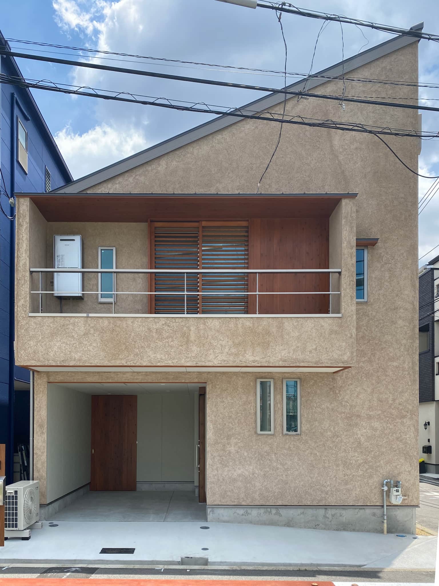 狭小地の中にも「陽の木の家」定番のそとん壁、木を外に使う工夫を凝らした