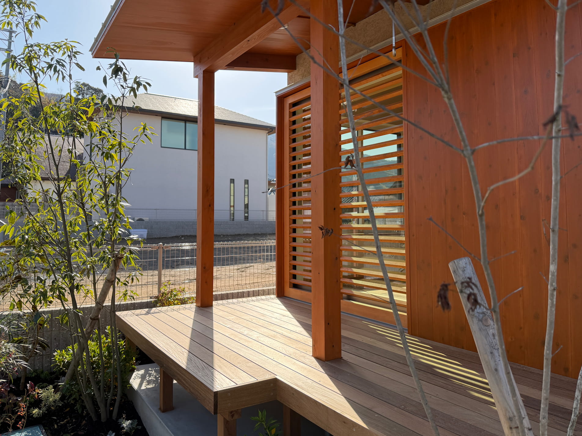 LWを開けるとウッドデッキと植栽が広がっています。