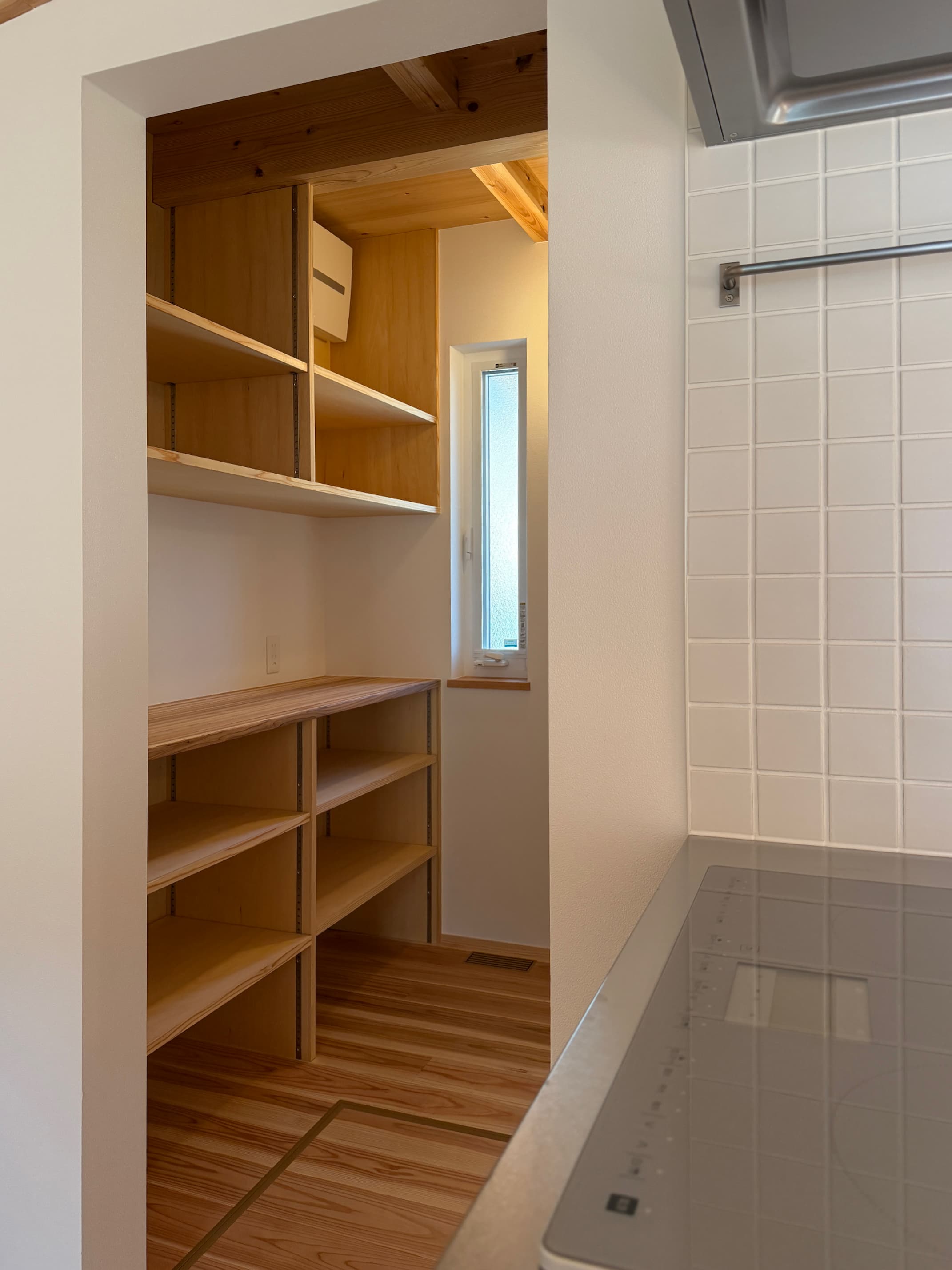 収納しやすい可動棚とし、コンセントも複数設けました。