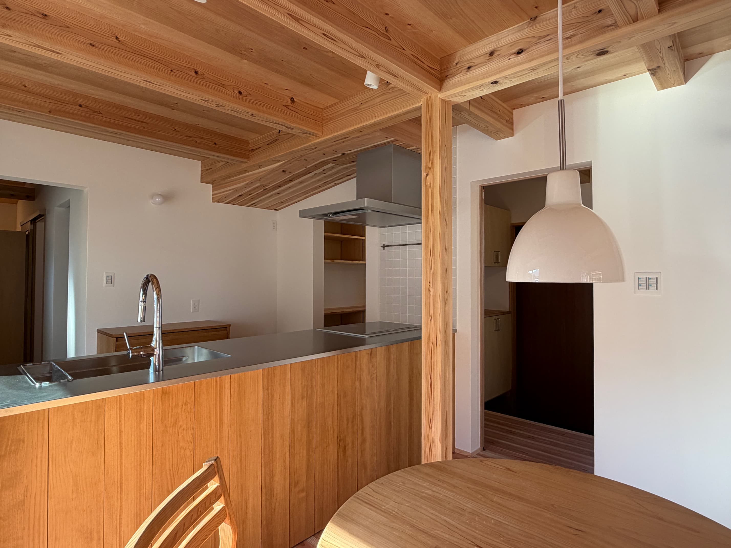 ダイニングからは見えづらい位置にパントリーを計画しています。