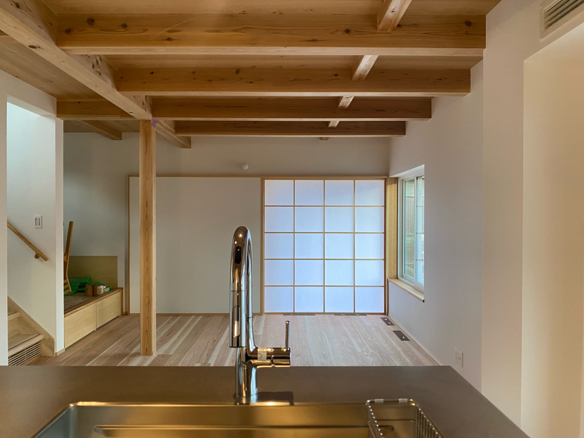 リビングにはソーラーコムやi-works定番の大開口サッシ「LW」。用途や気分に合わせてシーンを変えられる。吉村障子