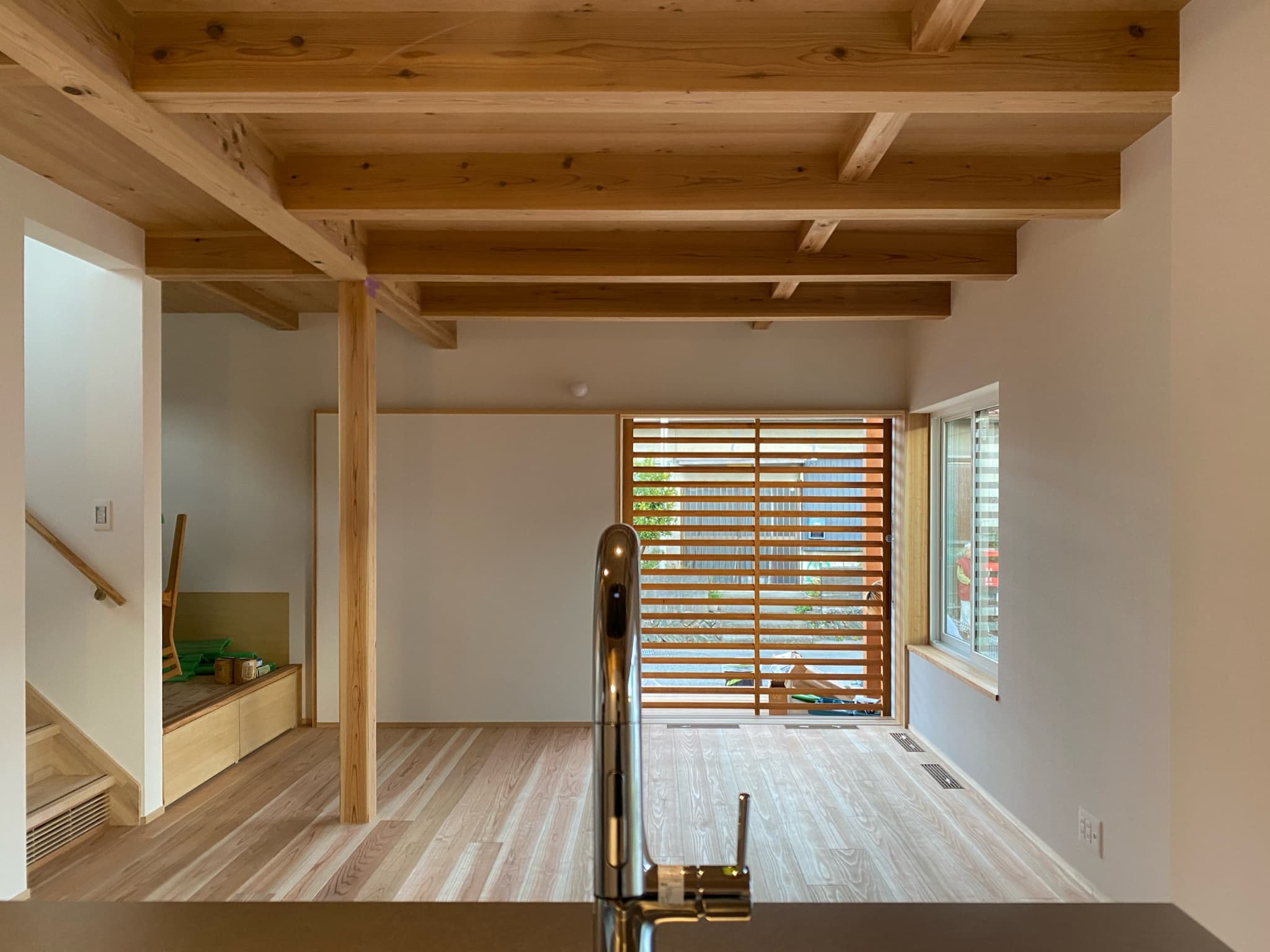 リビングにはソーラーコムやi-works定番の大開口サッシ「LW」。用途や気分に合わせてシーンを変えられる。木製ガラリ