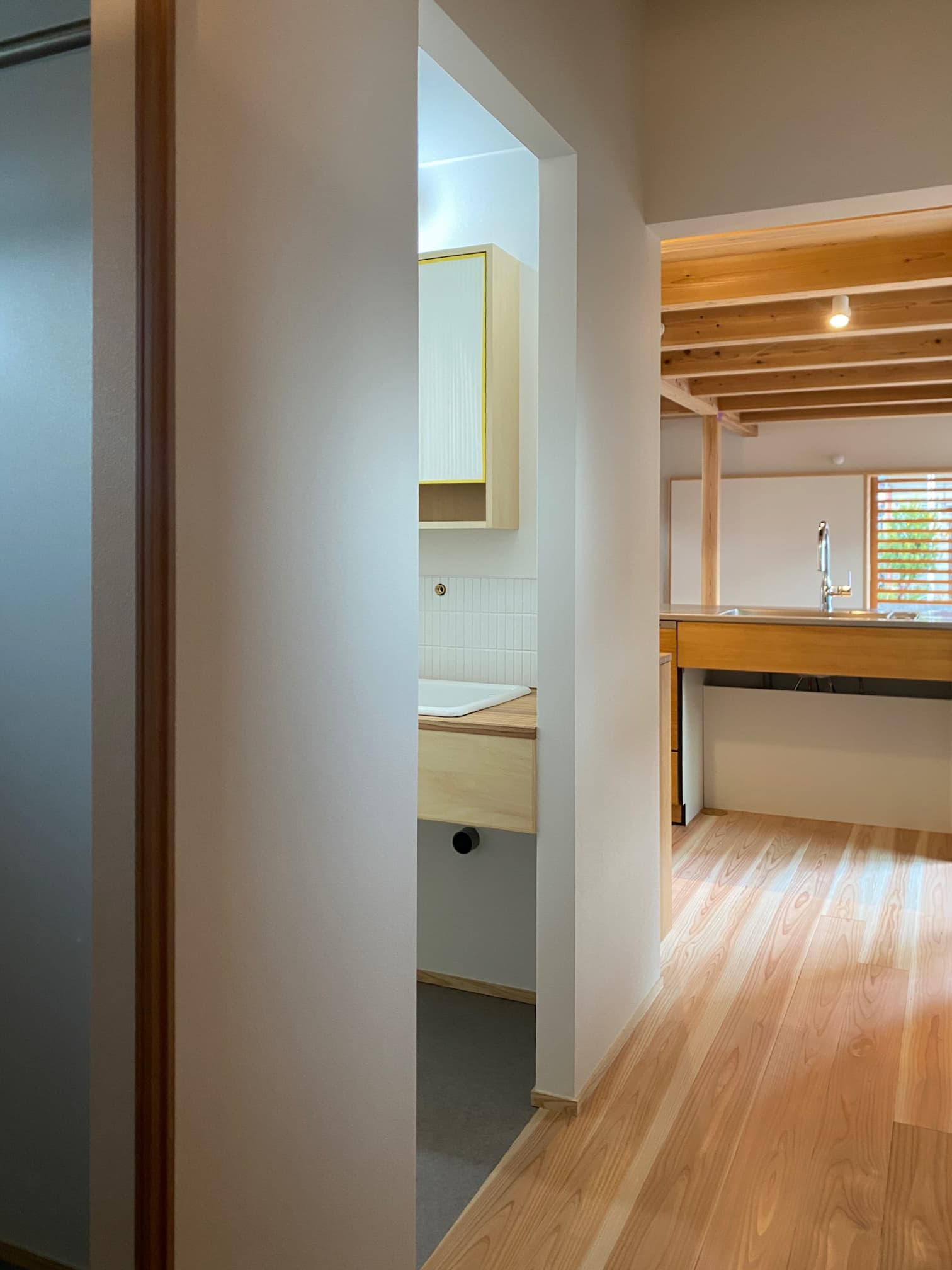 キッチンの背面には洗面家事室とウォークインクローゼットがある