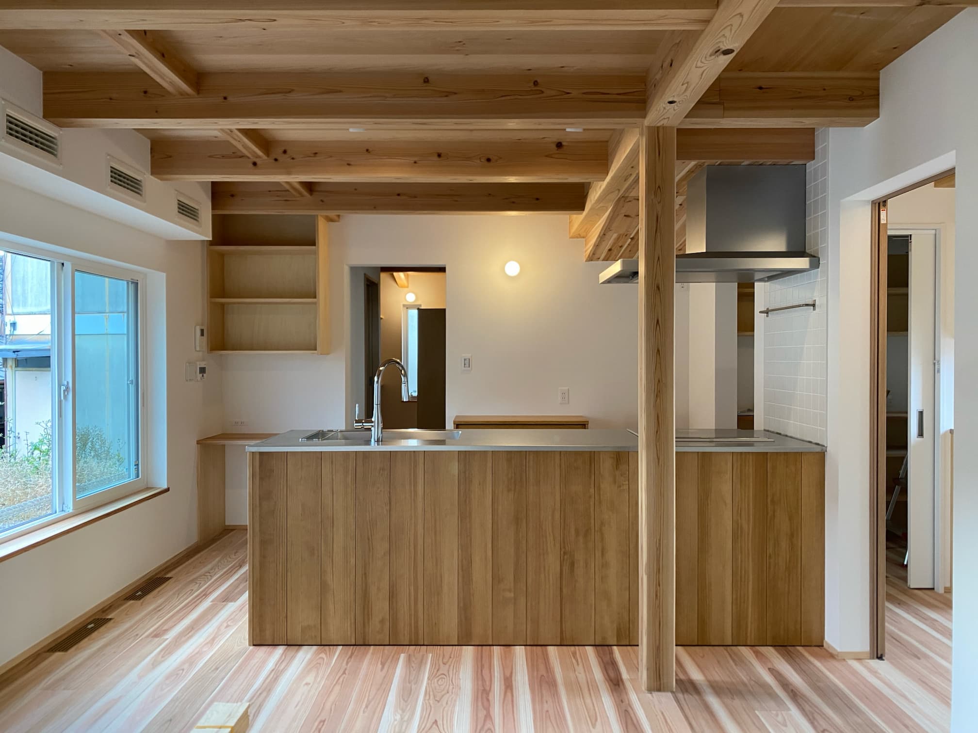 キッチンに繋がる2畳のパントリーがある