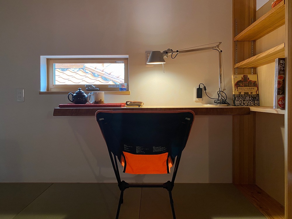 白壁・無垢板・畳の中に差し色をひとつ入れると空間がグッと締まる（ここではローチェア）