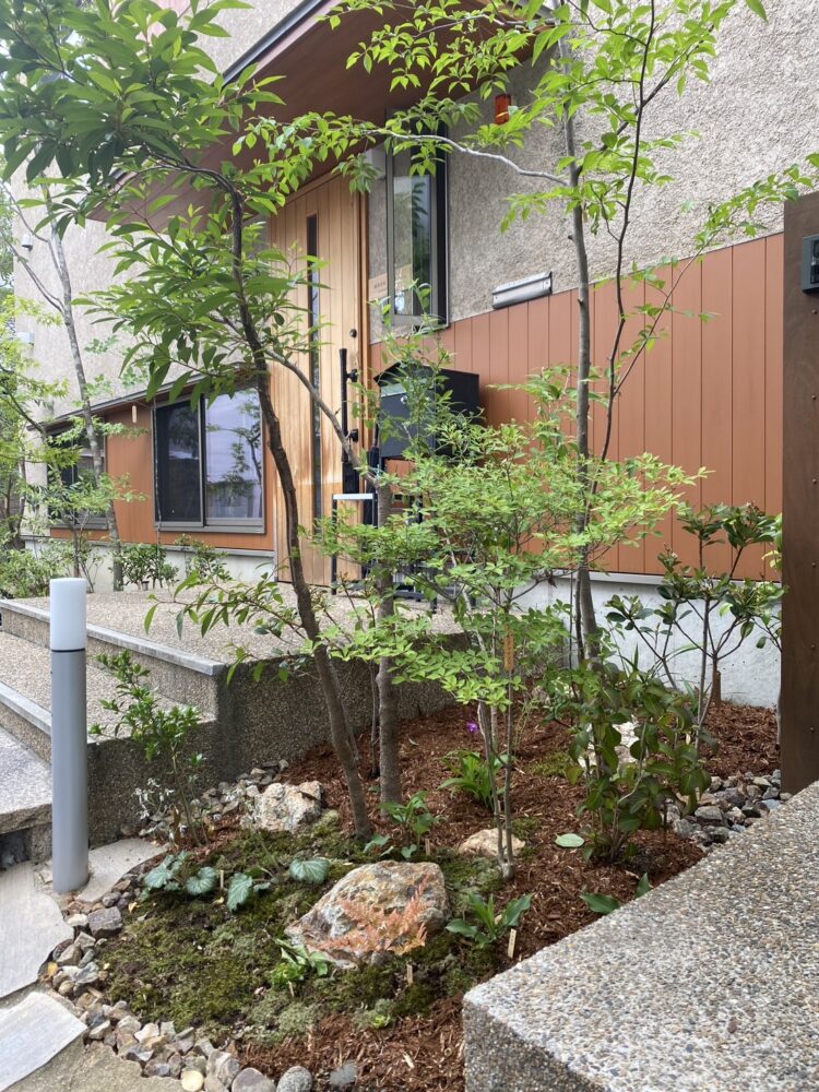 玄関前の出来栄え。モデルハウス来場の皆様をまずお出迎えしてくれます。