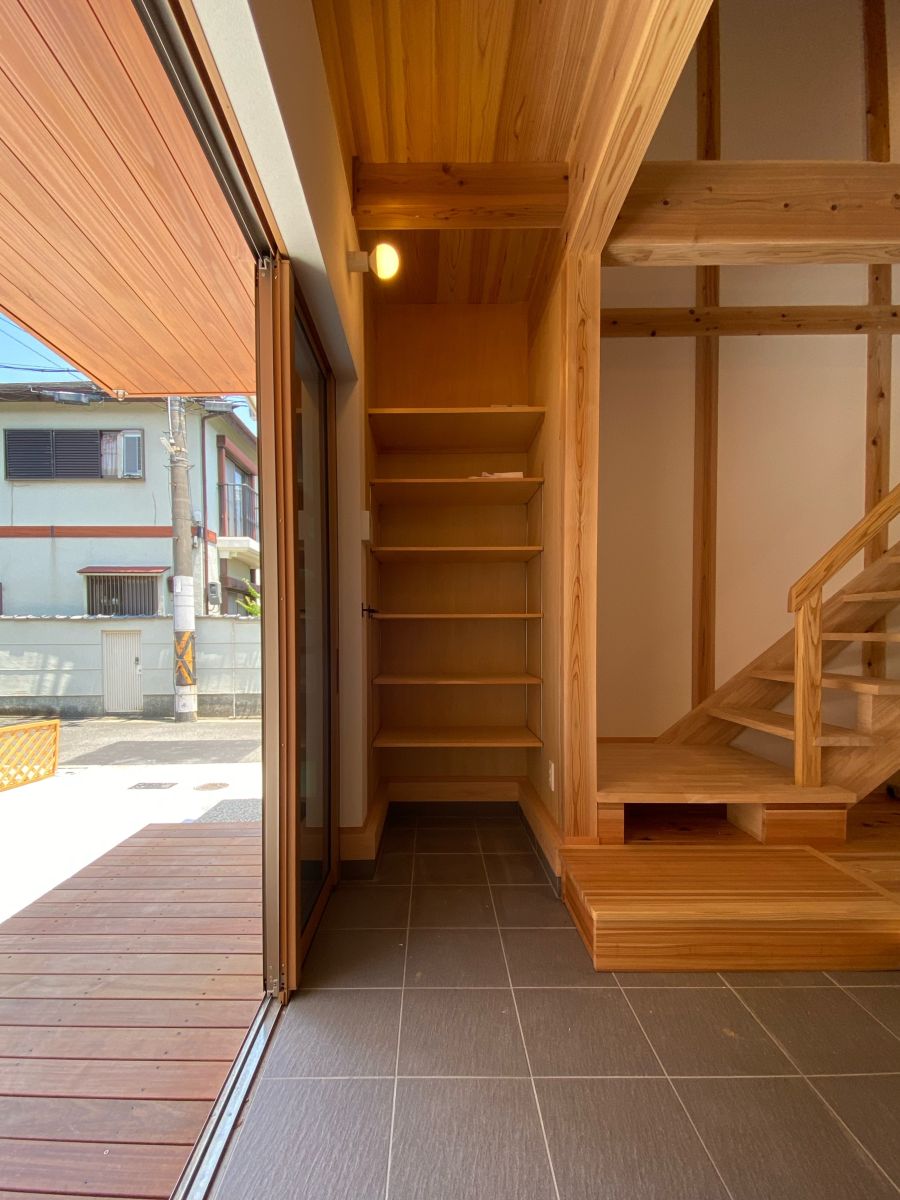 入居前の玄関収納と階段スペース