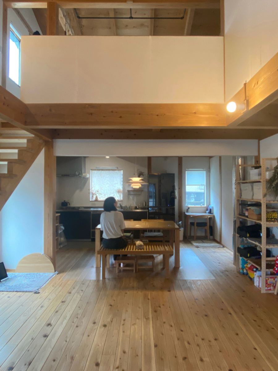 堺市にある木の家の開放的なリビング