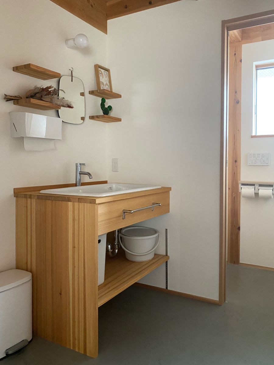 お風呂・洗面台・トイレが並んだ水回りの造作家具