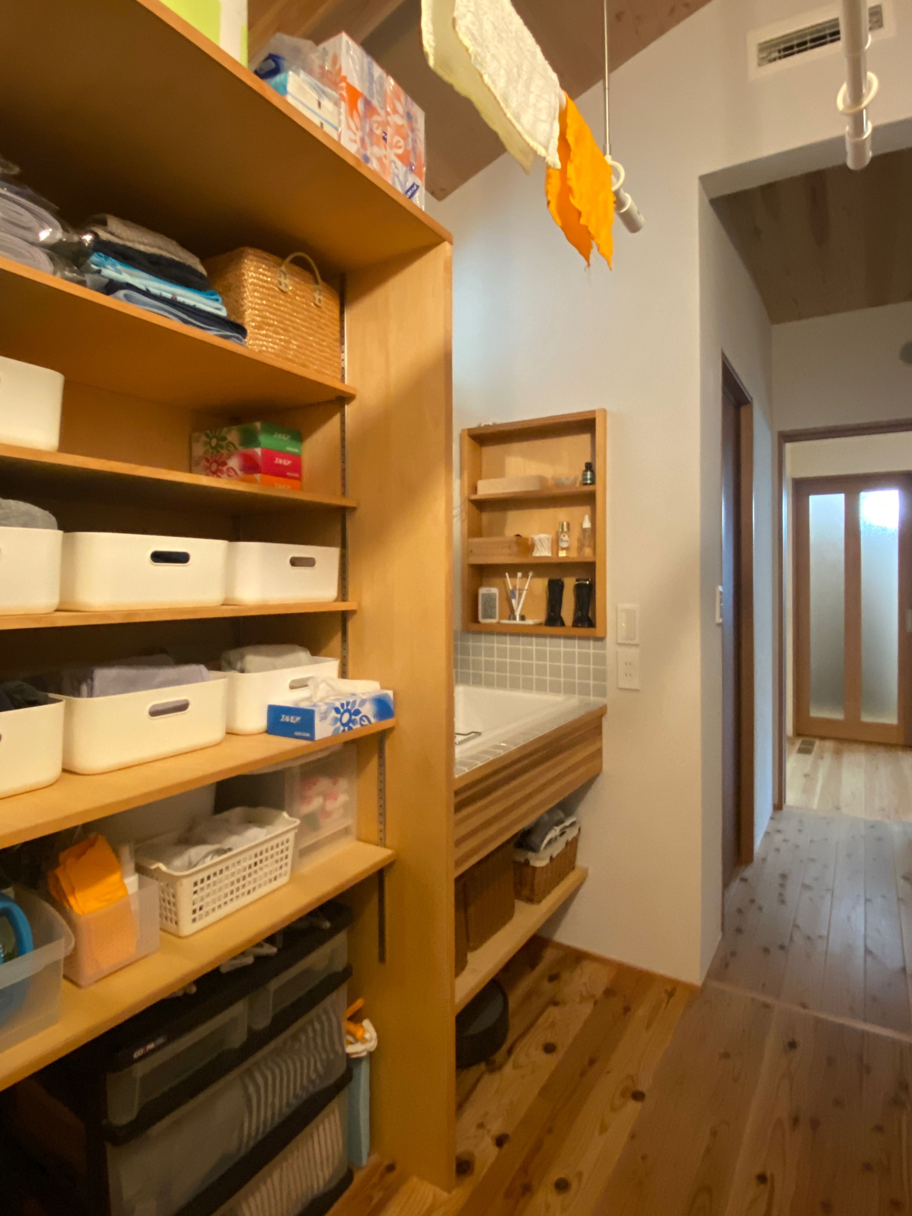 大きな造作収納に大きさ、高さを揃えて綺麗にまとめられてる