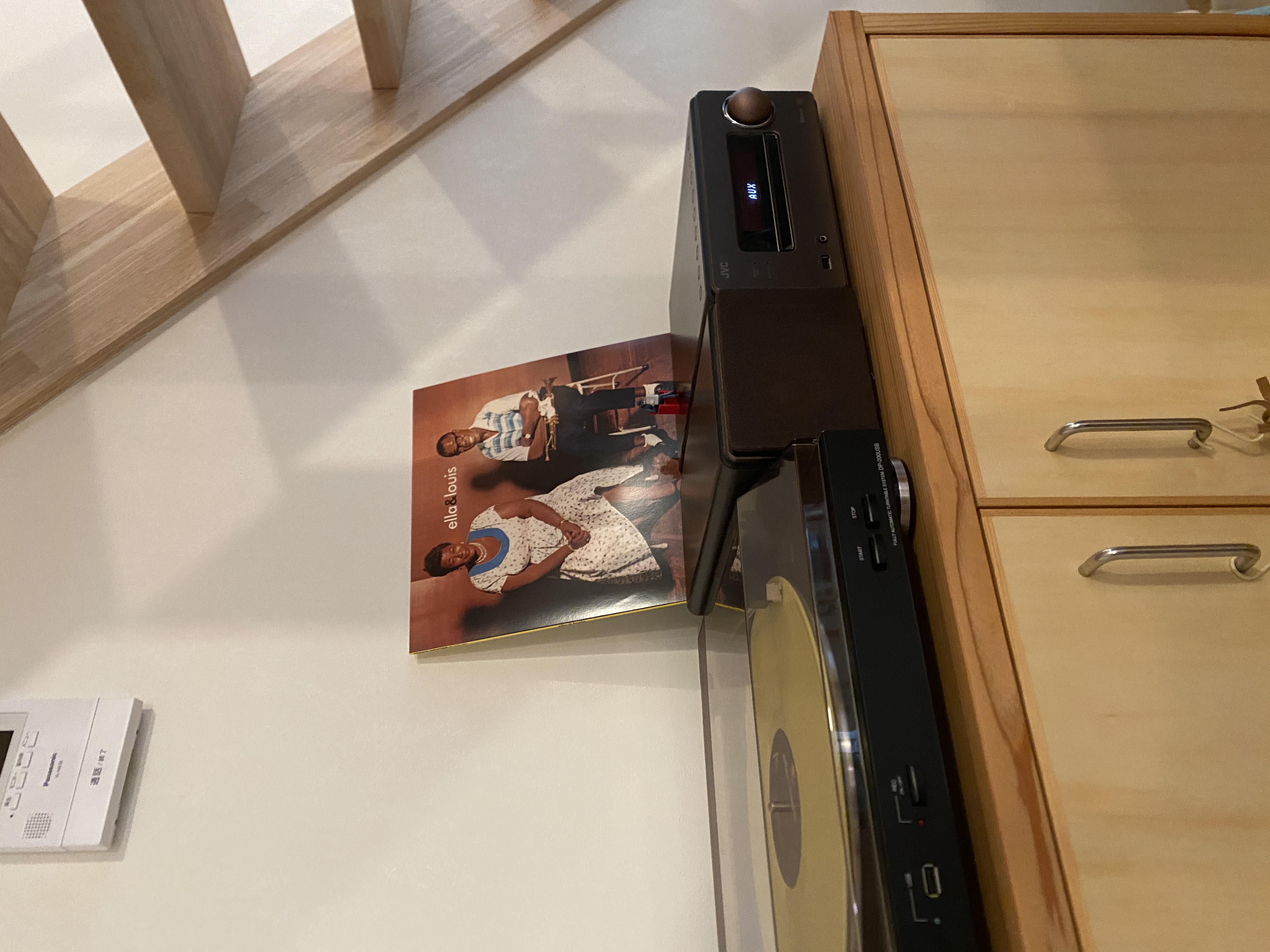 階段下を利用して腰高の収納を造作。そこにレコードが置かれている。