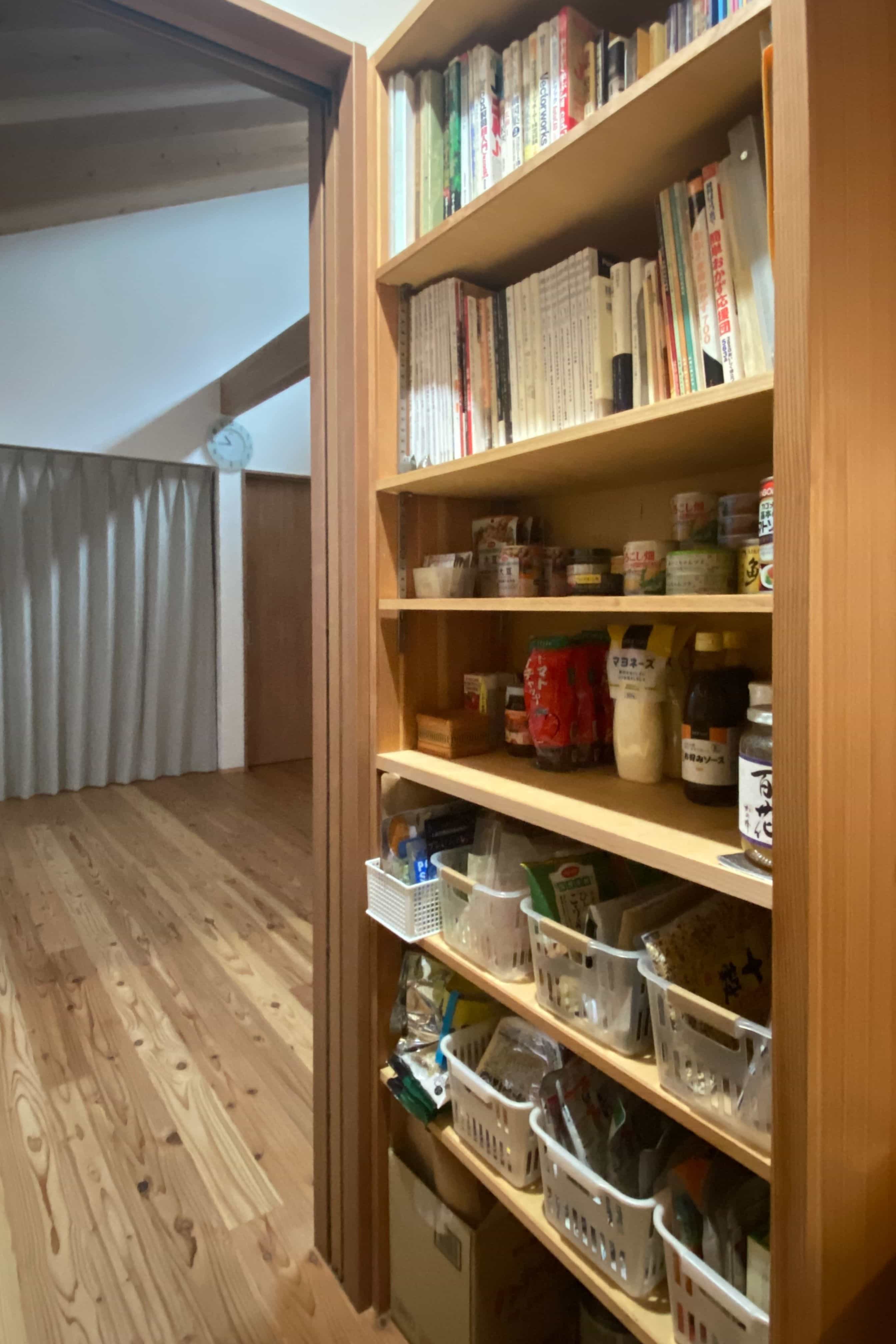 もう片側の収納。リビングに露出しがちな雑誌類もひとまとめに