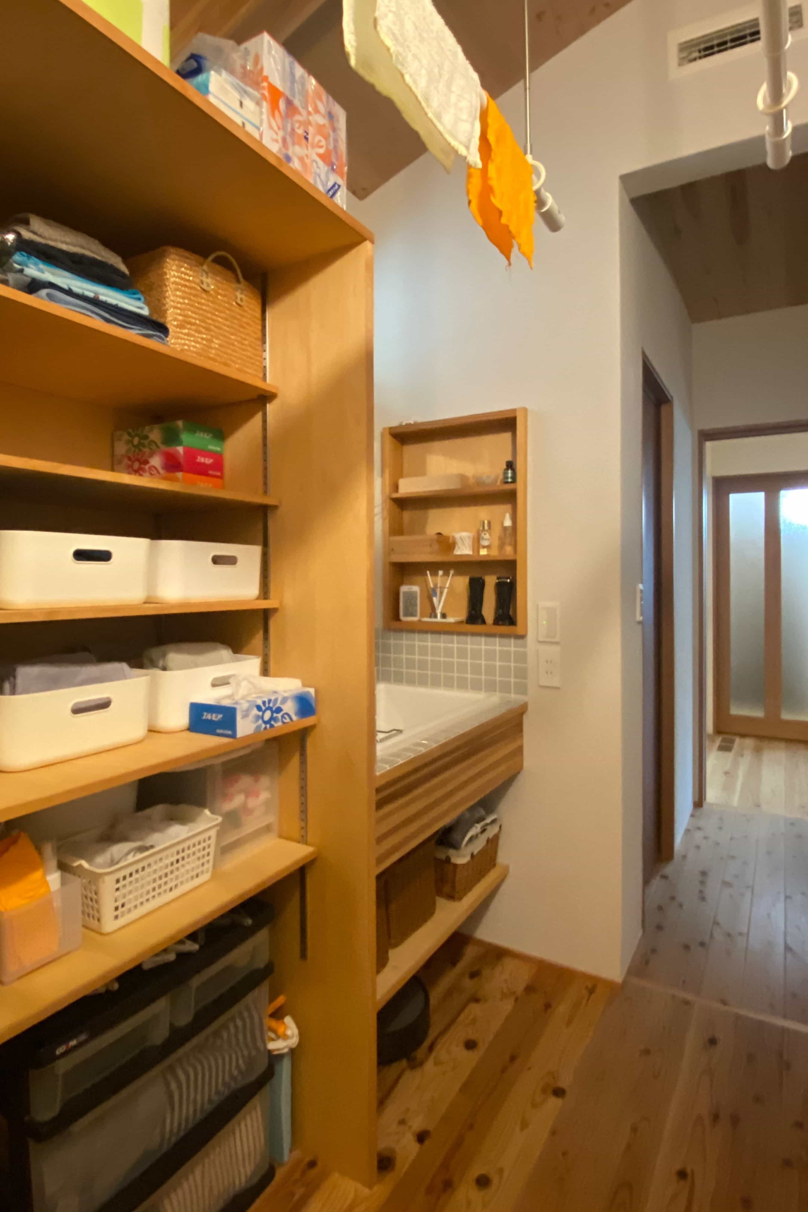 大きな造作収納に大きさ、高さを揃えて綺麗にまとめられてる