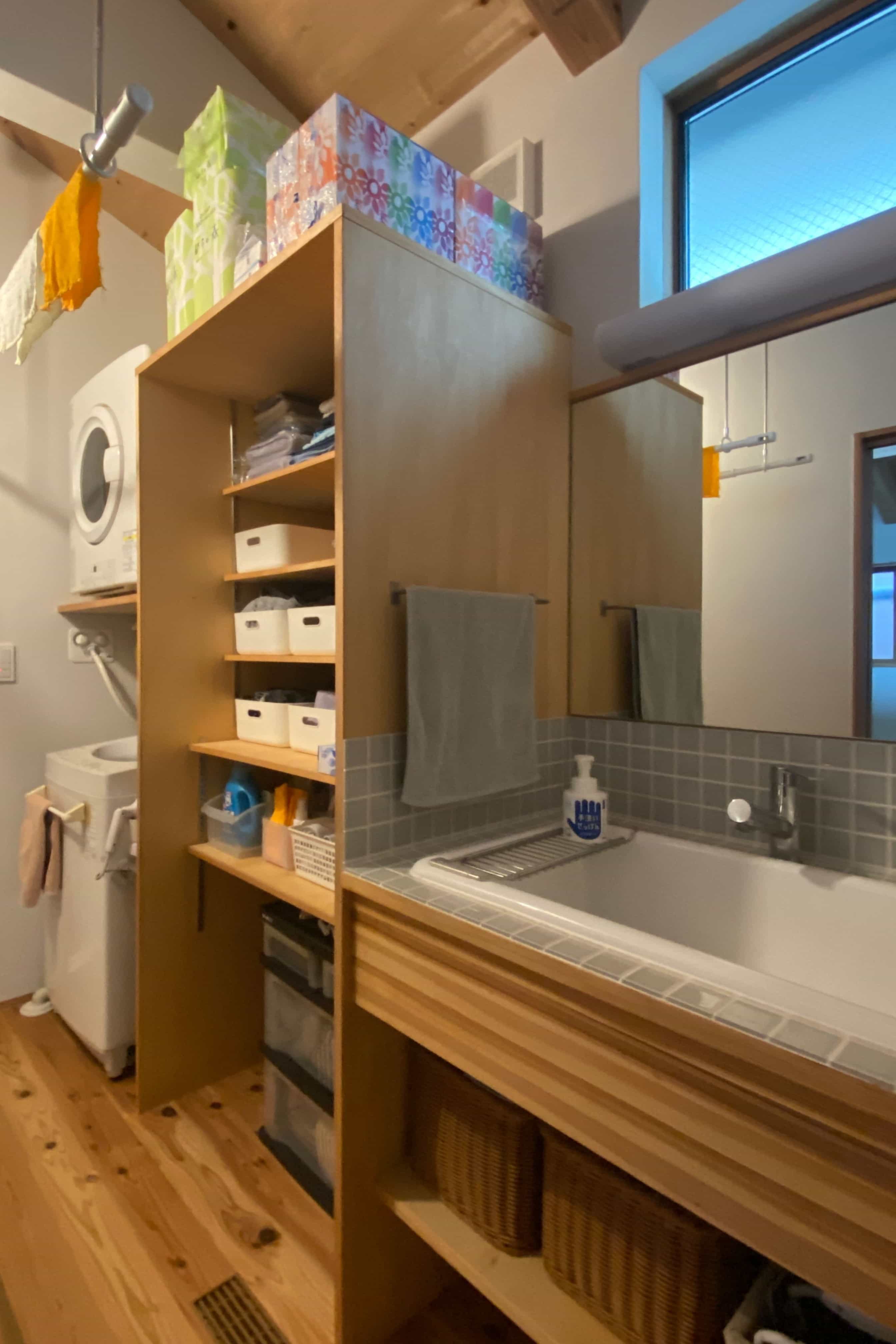 実験流しよりもサイズの大きい病院用流しの造作洗面台