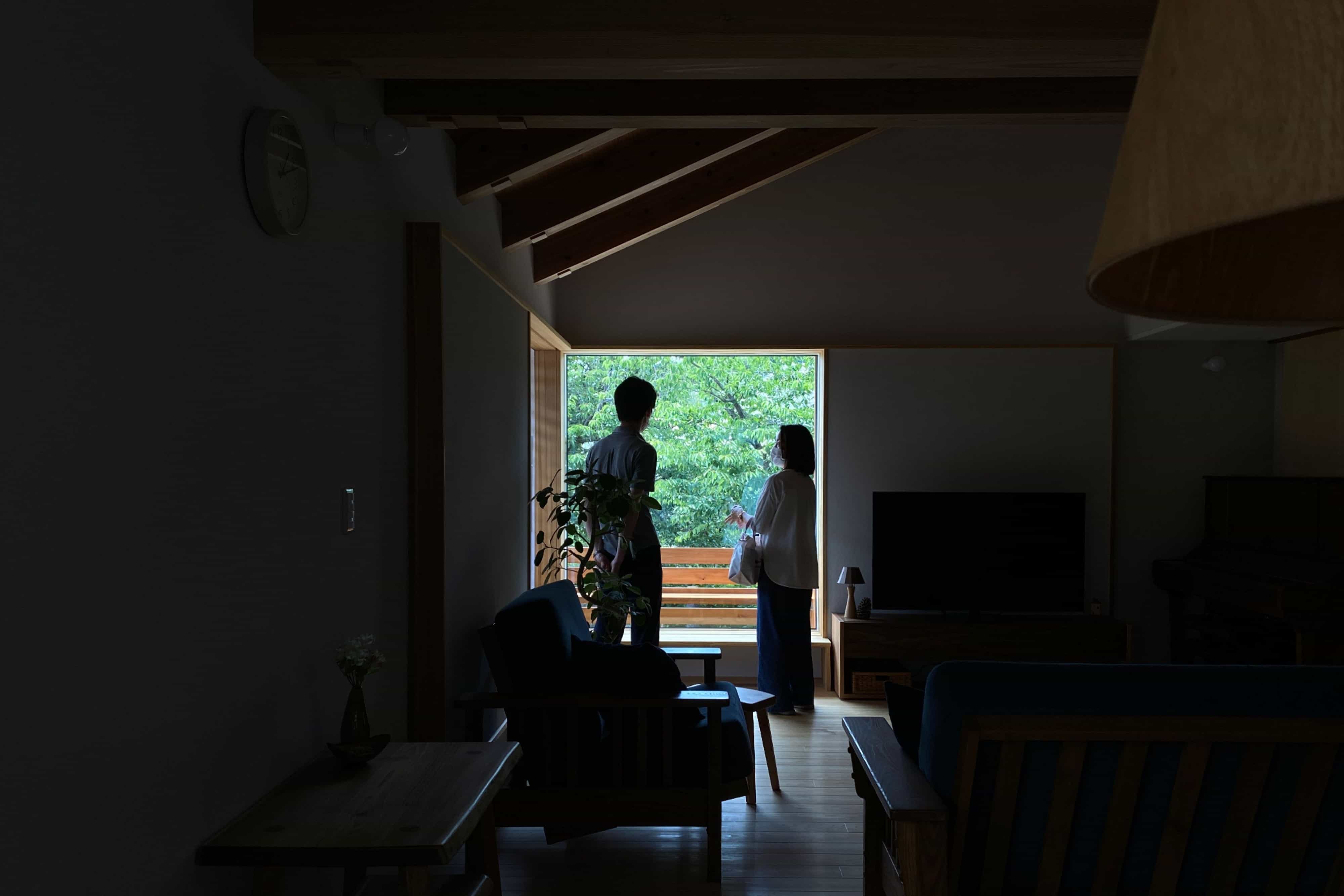 フルオープンや１枚の大きな網戸にすると、リビングから一枚の絵画を見ているような美しさがある