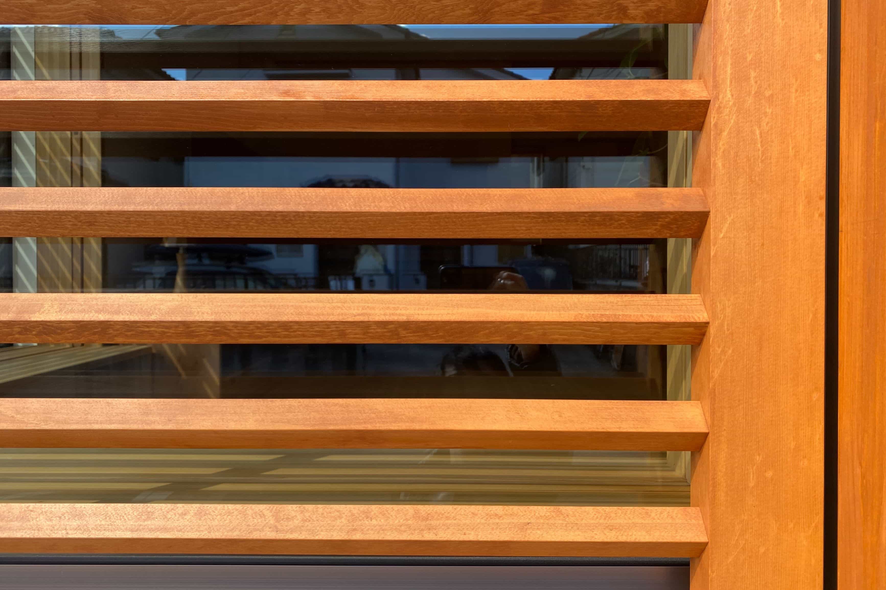 伊礼ガラリにソーラーコムアレンジを加えて採用している