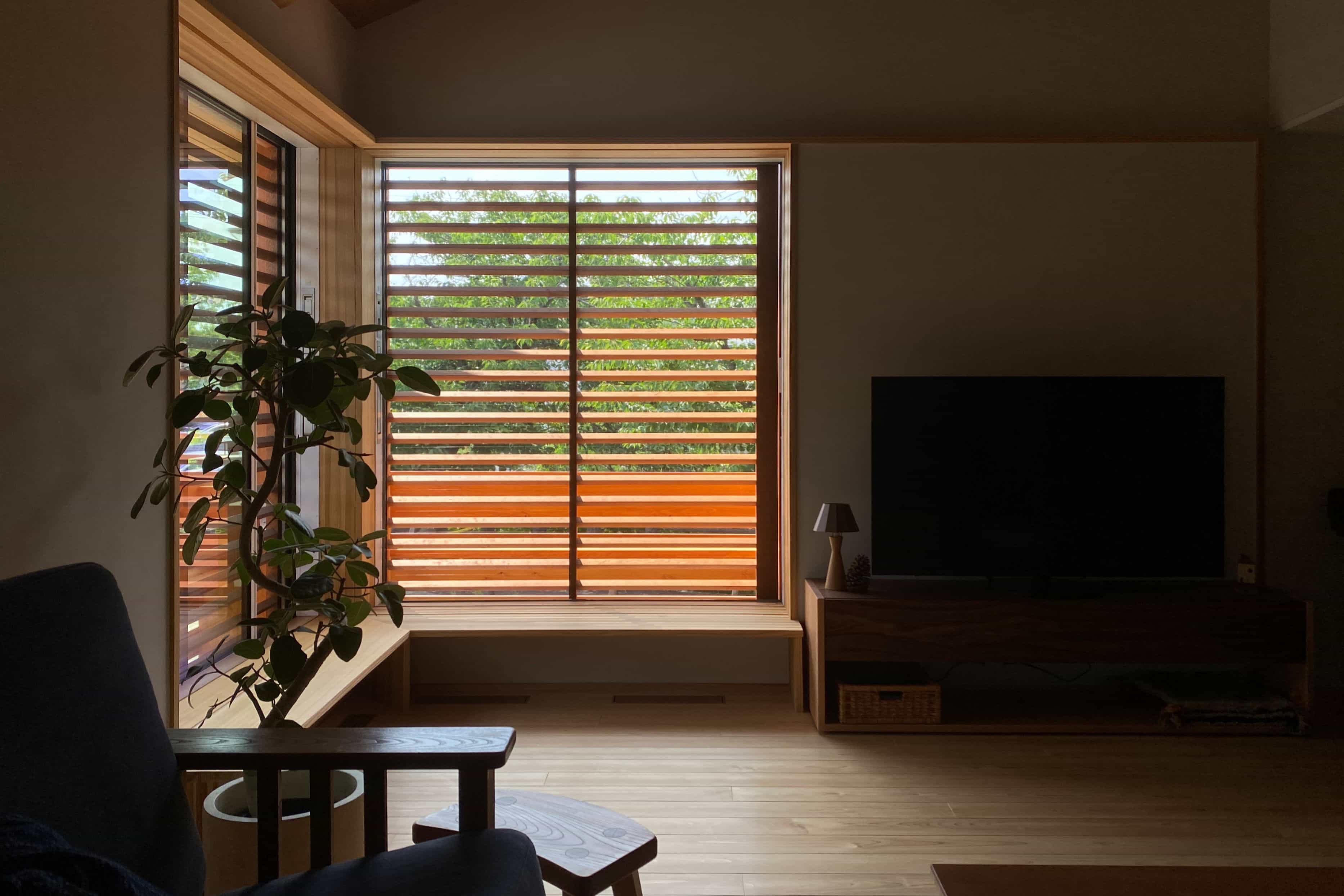 伊礼ガラリは通風、光を絞る、目隠し、防犯の役割がある