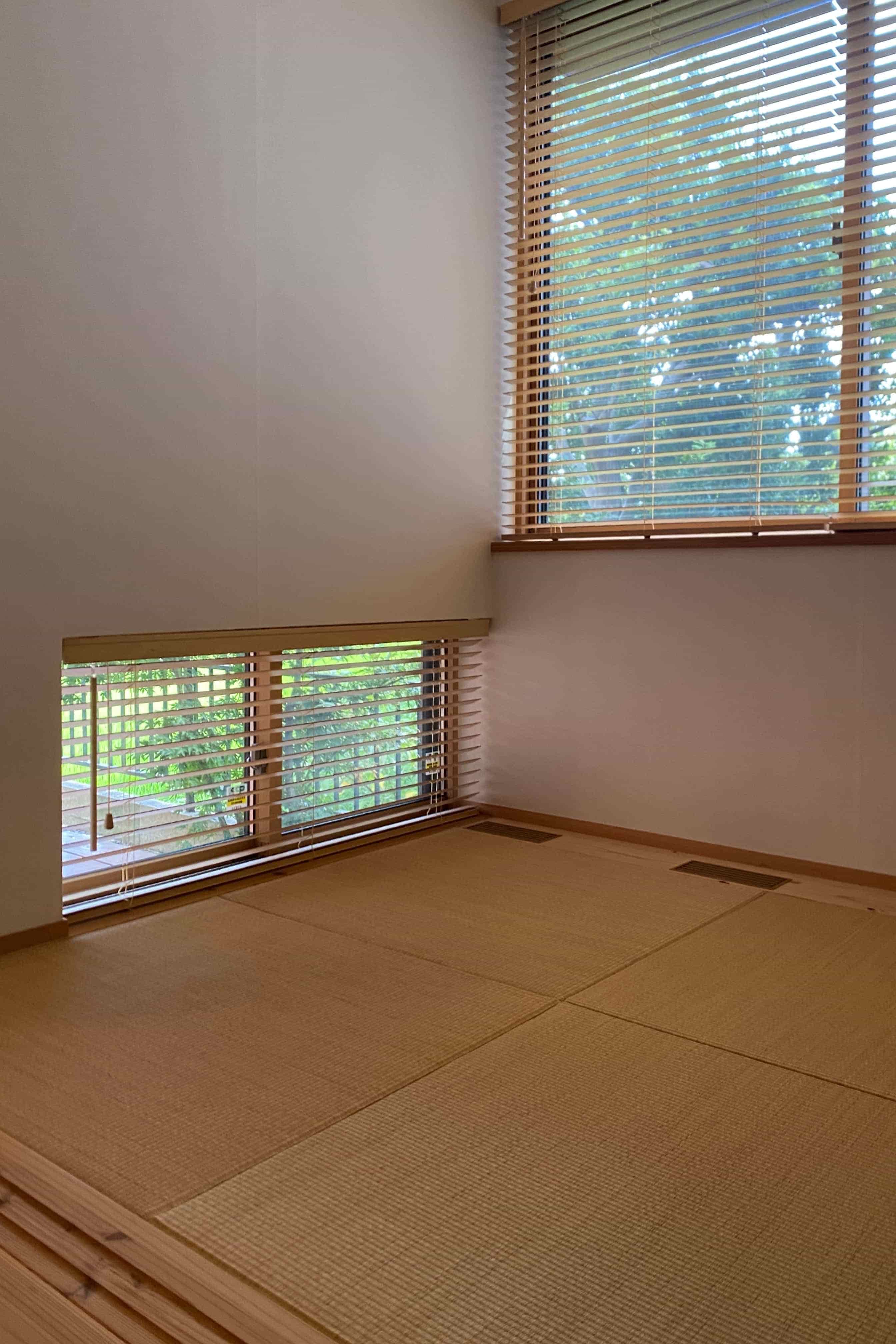 大容量の吊り収納も、将来の万一の寝室化に備えてくれている
