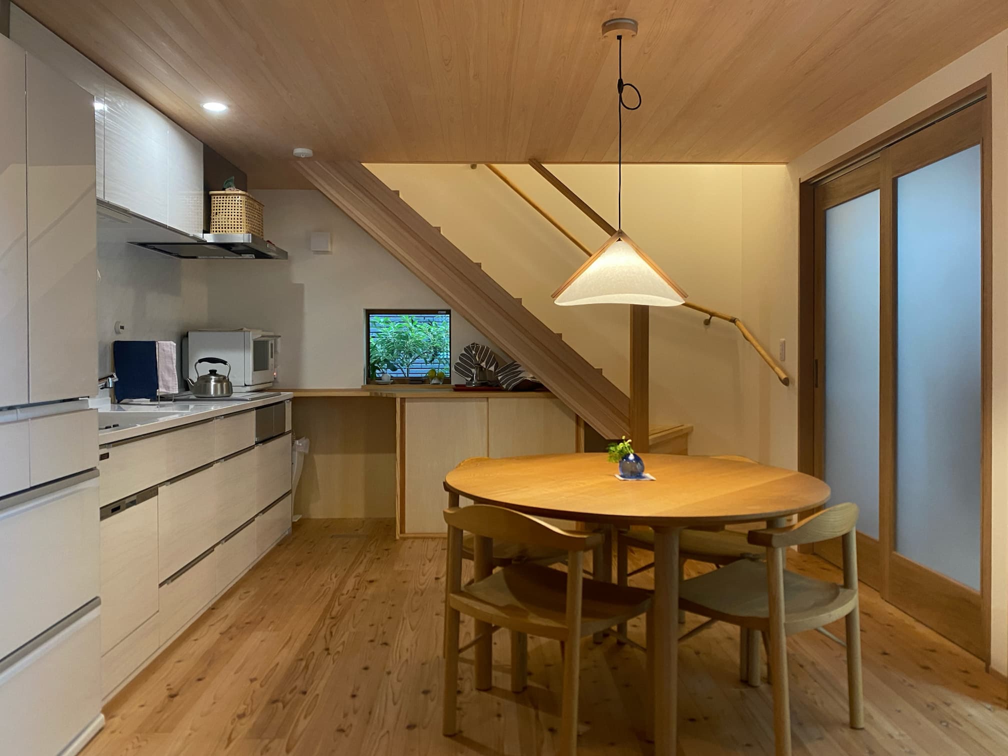 伊礼さんの先達のお一人でもあられます奥村昭雄先生の家具を、直接木曽まで足を運び、たくさんのはんぺんチェアやテーブル、照明をオーダーされ、無垢の木の家にぴったり合う空間になった