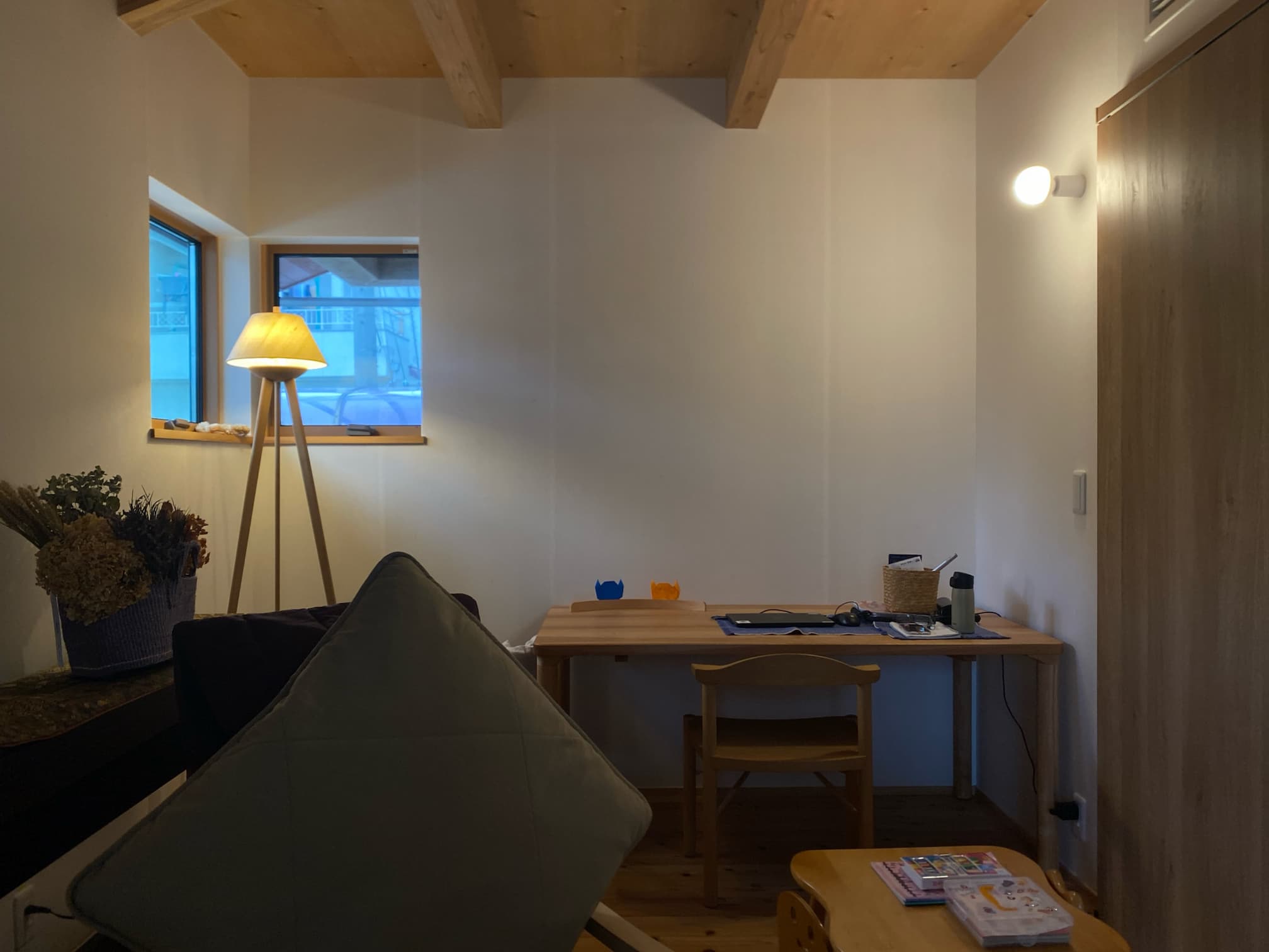 ご主人の書斎はこちらもカイアールさんで購入されたデスクとスタンドライトが上品に置かれている