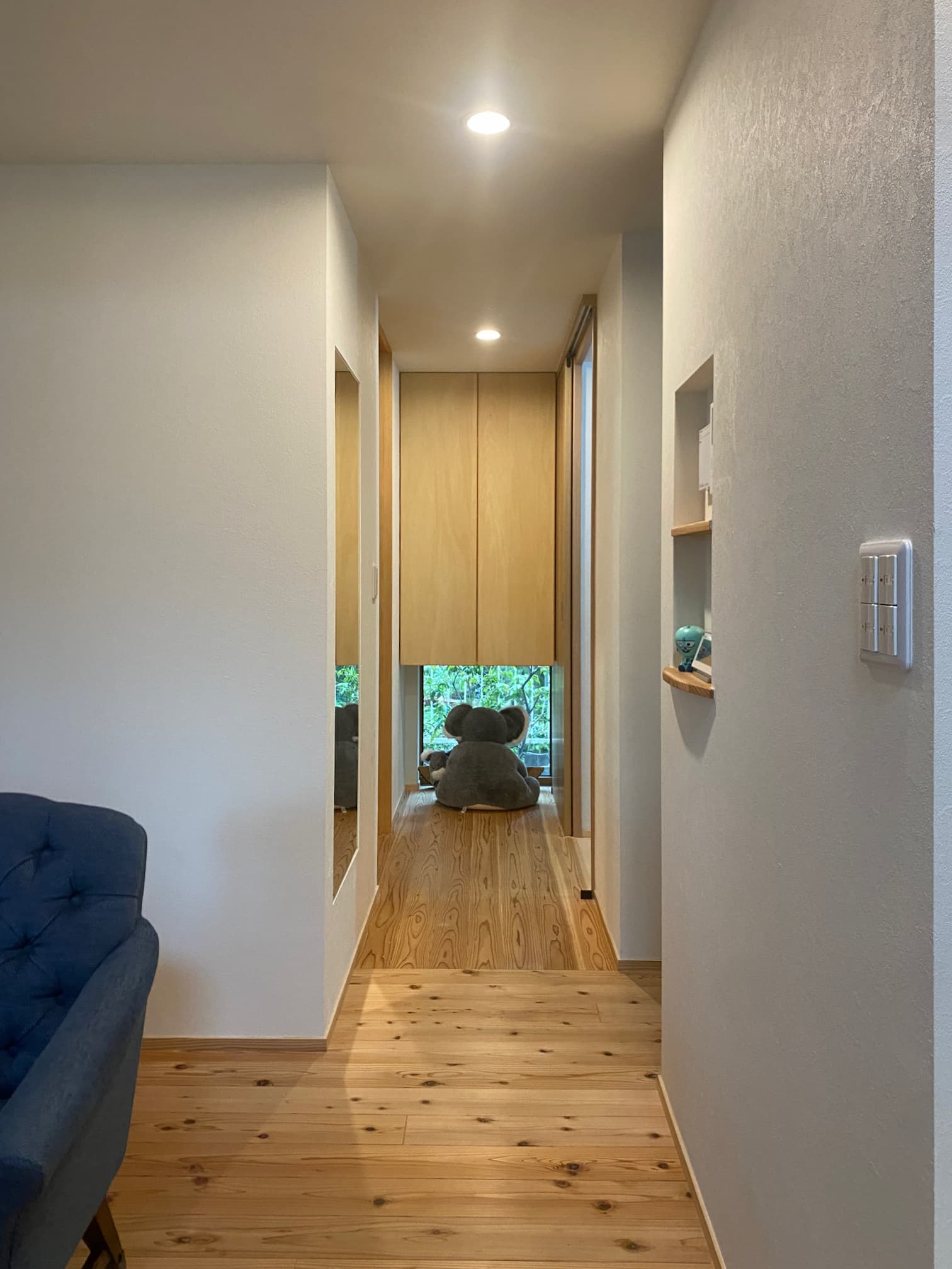 リビングから見た廊下の地窓