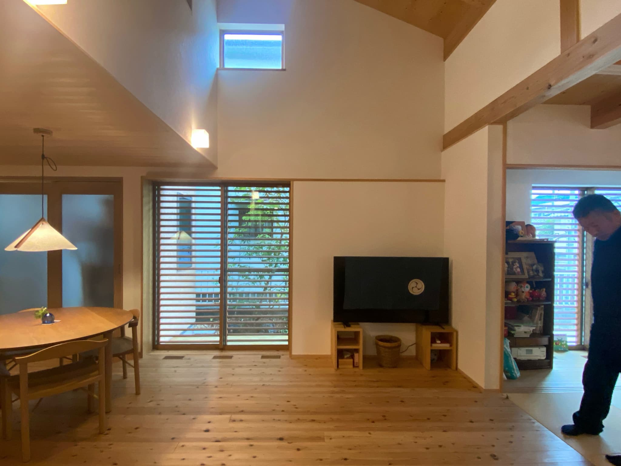 右手の畳の間との繋がりで広さを感じる