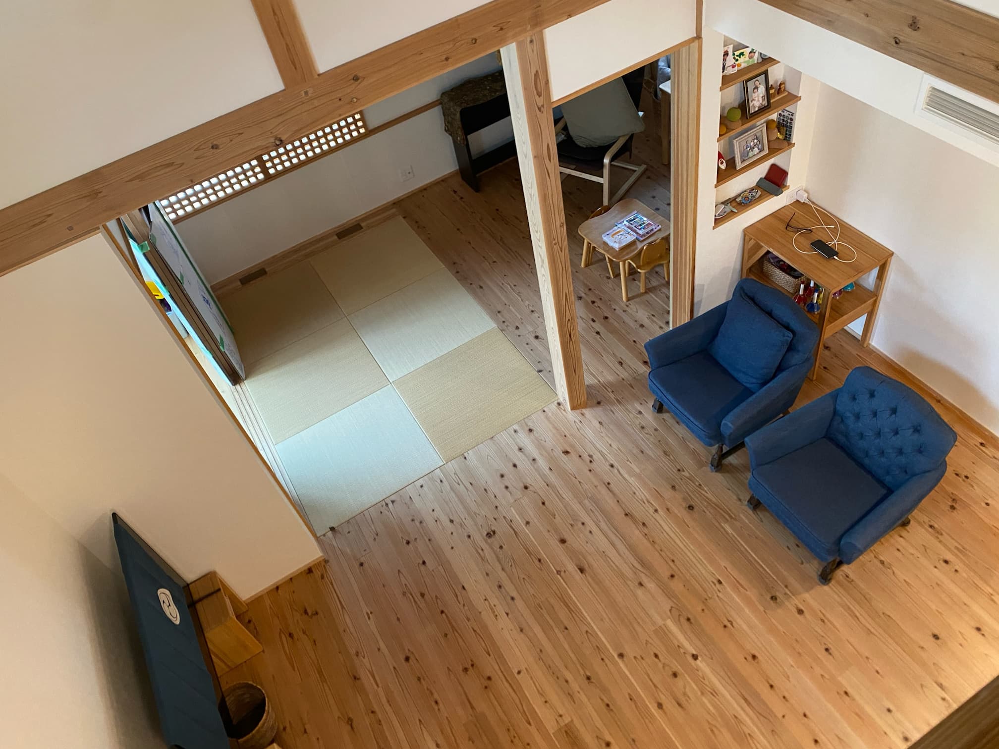 屋根まで抜ける大きな吹き抜けが開放的なリビング